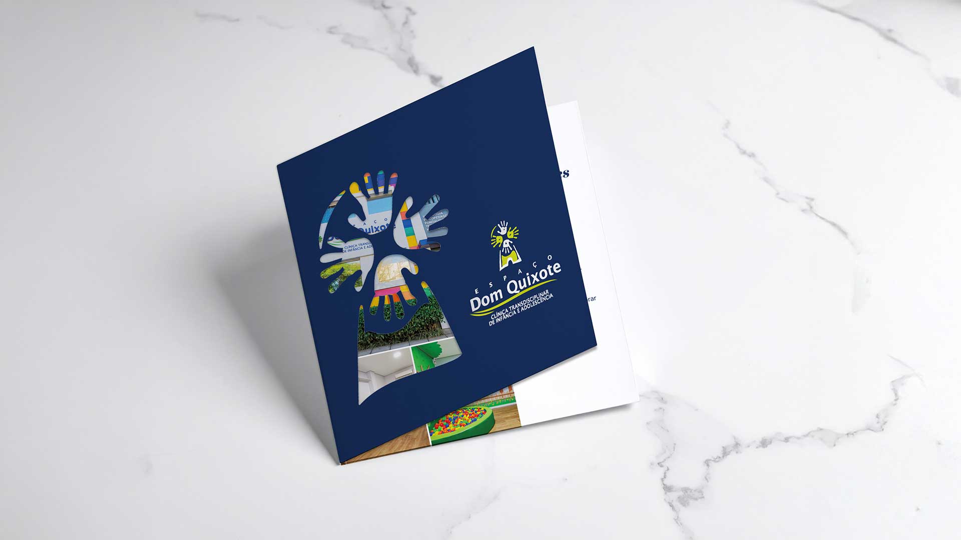 Folder institucional desenvolvido para a clínica de atendimento transdisciplinar Espaço Dom Quixote.