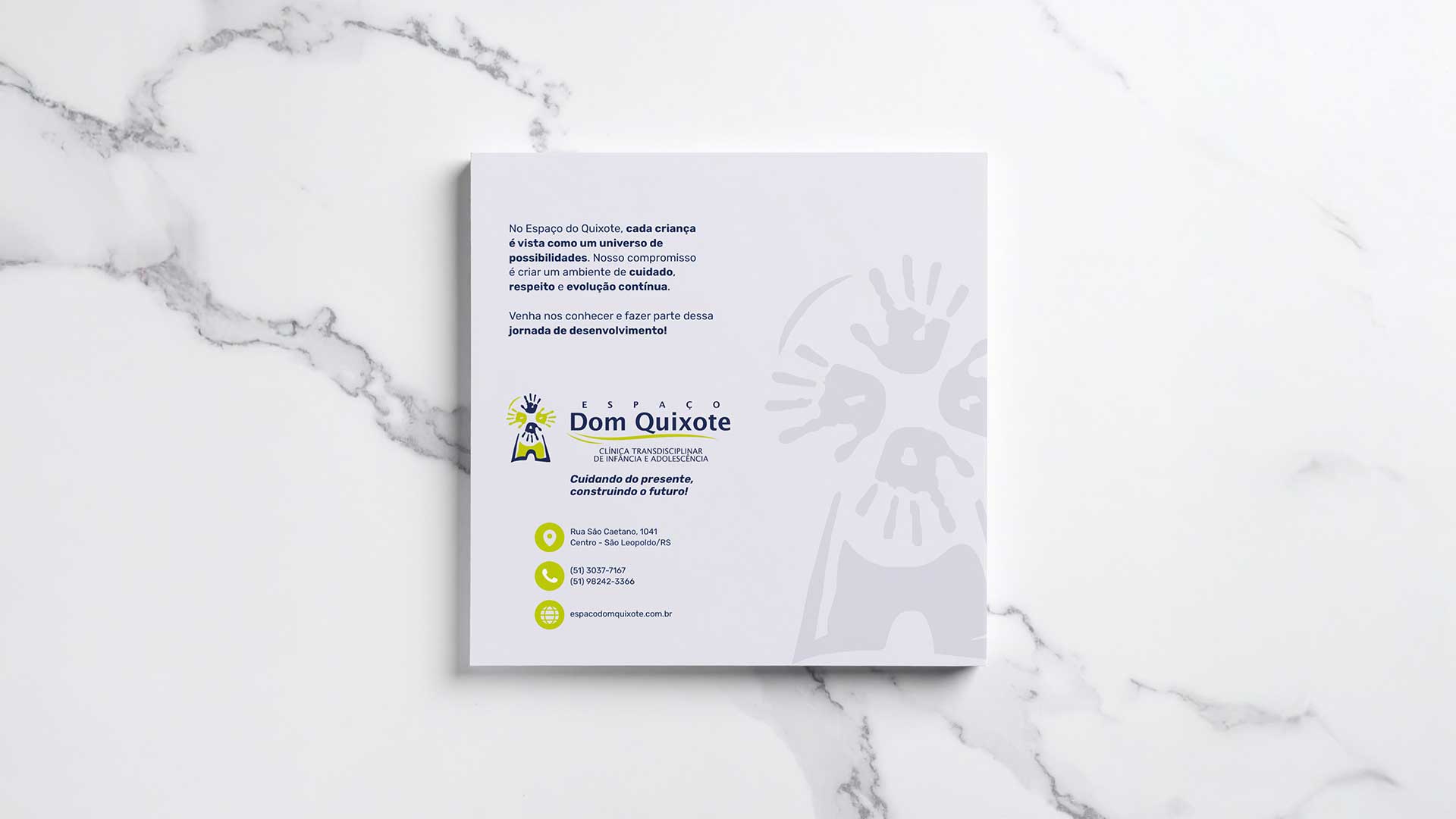Folder institucional desenvolvido para a clínica de atendimento transdisciplinar Espaço Dom Quixote.